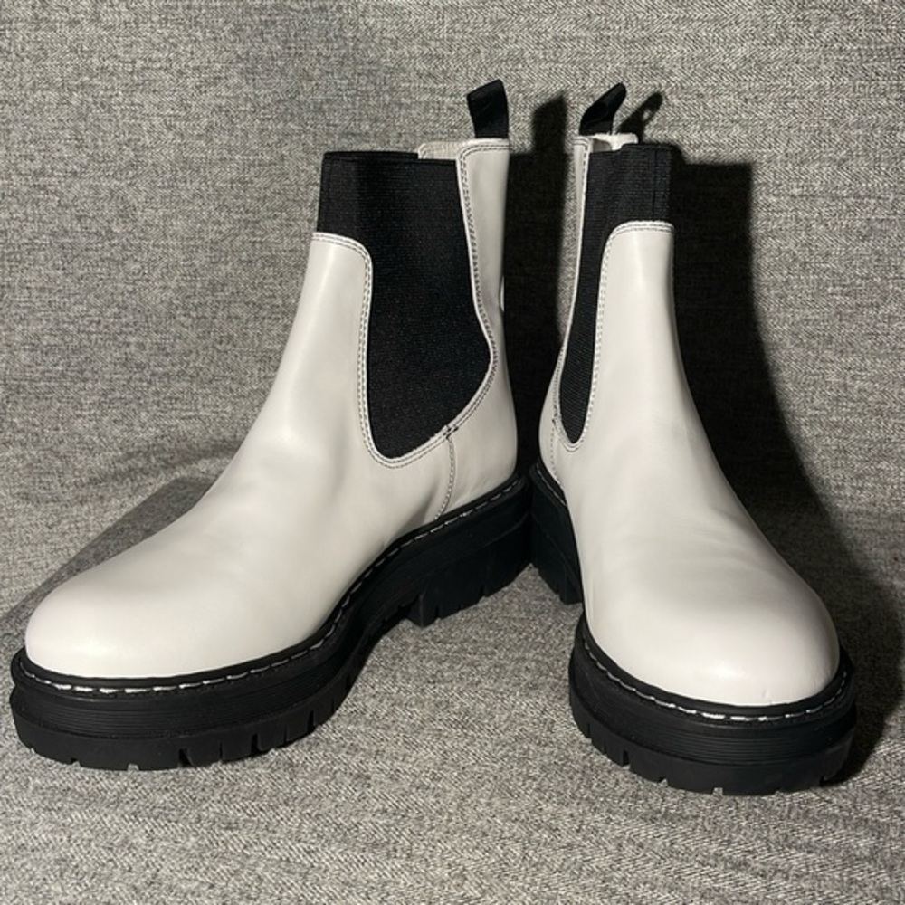 Marc Fisher Patrick Pull On Leather Booties. NEW